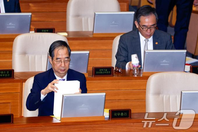 [사진] 자료 살피는 한덕수 총리·조태열 장관
