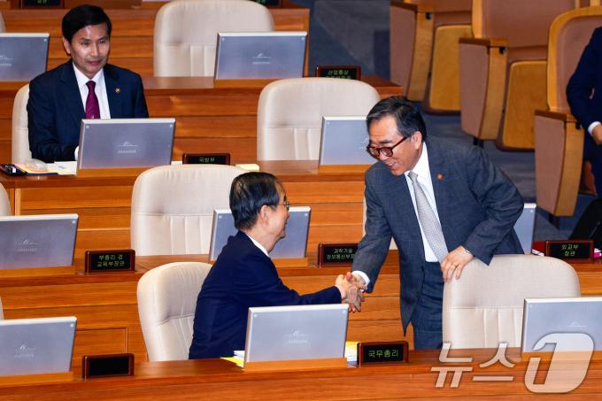 [사진] 조태열 장관과 인사 나누는 한덕수 총리