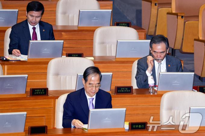 [사진] 외교·통일·안보 대정부질문 준비