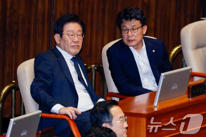 [사진] 대화 나누는 이재명·진성준