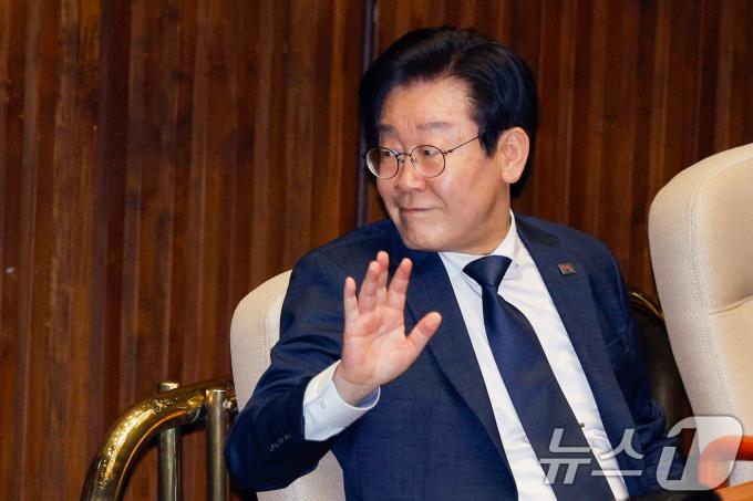 [사진] 인사하는 이재명 대표