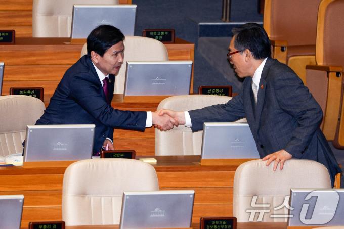 [사진] 인사 나누는 조태열·김선호