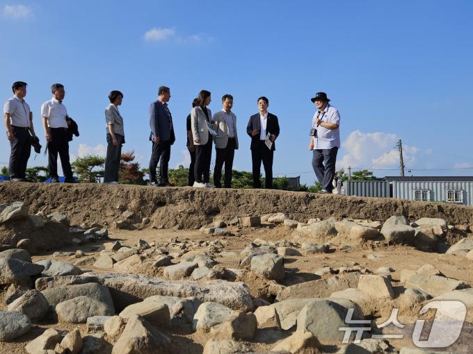 [사진] 경주 흥륜사 발굴현장 찾은 최응천 청장
