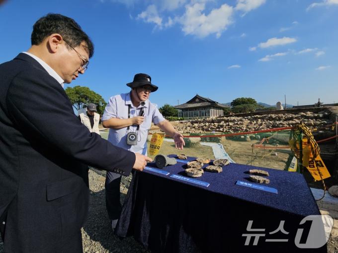 [사진] 경주 흥륜사 발굴현장 출토 기와 살펴보는 최응천 청장