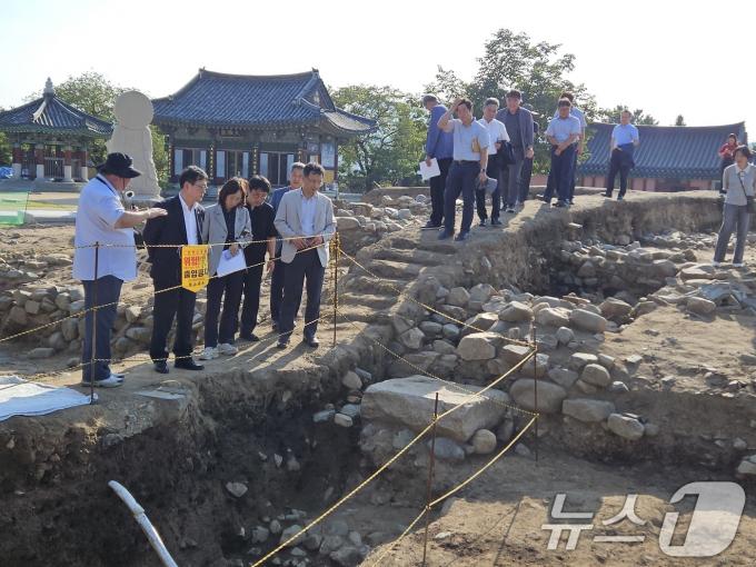 [사진] '경주 흥륜사' 발굴현장 살펴보는 최응천 청장