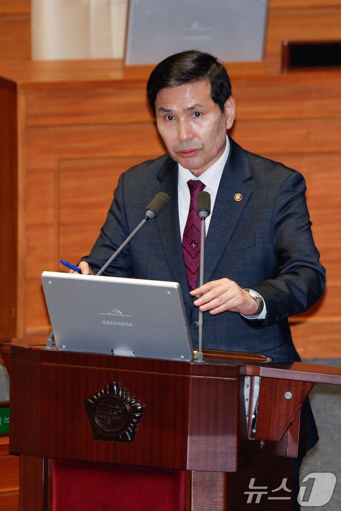 [사진] 질의에 답하는 김선호 국방차관