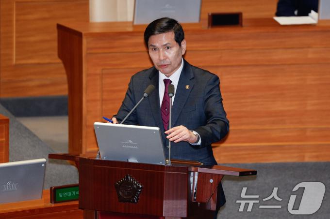[사진] 질의에 답하는 김선호 국방차관