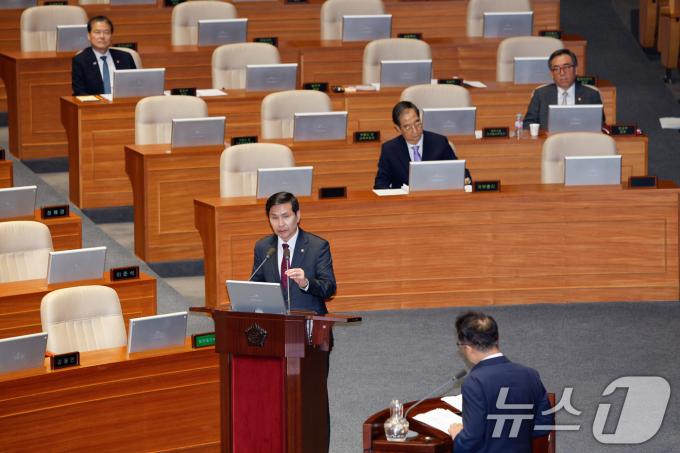 [사진] 답변하는 김선호 국방차관