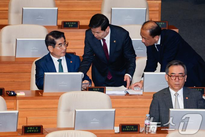 [사진] 김선호 차관과 대화하는 김용현 장관