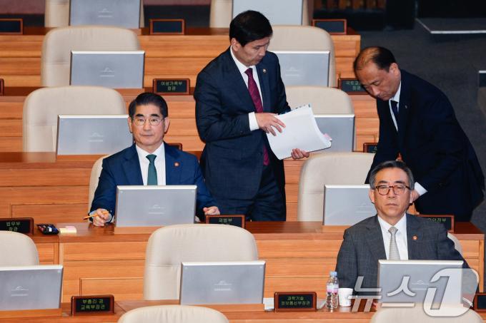 [사진] 오후9시반 대정부질문 출석한 김용현 국방장관