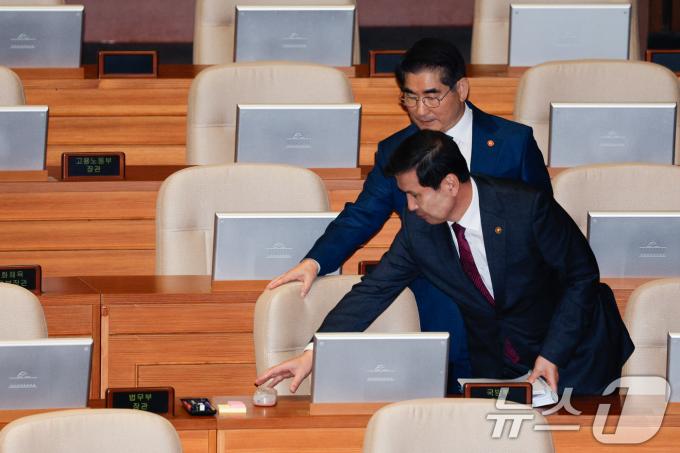 [사진] 김선호 차관과 교대하는 김용현 장관