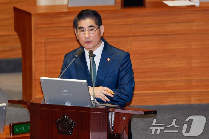 [사진] 답변하는 김용현 국방장관