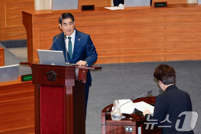 [사진] 김용현 국방장관, 대정부질문 답변