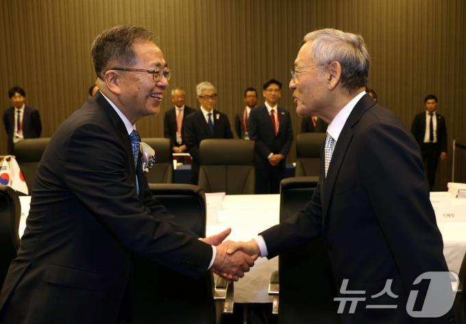 [사진] 한·일 양자회의 앞서 인사 나누는 유인촌 장관