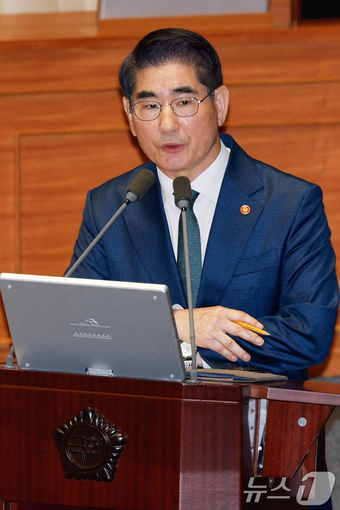 [사진] 답변하는 김용현 국방장관