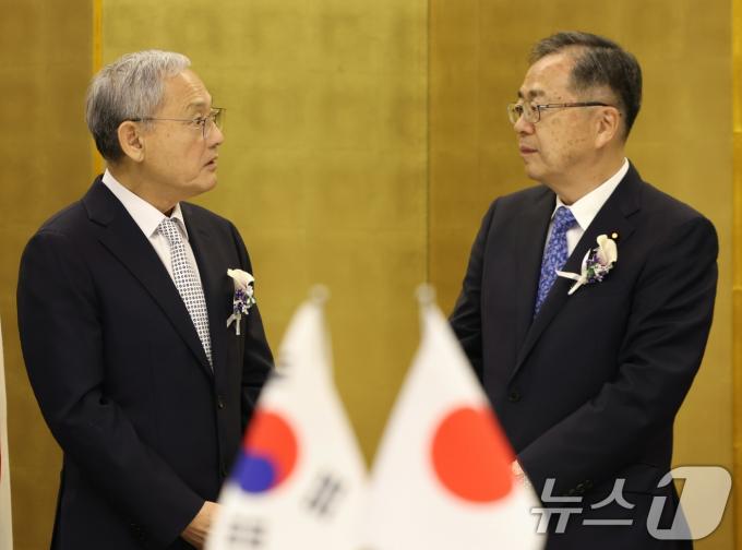 [사진] 대화 나누는 유인촌 장관·사이토 테츠오 일본 국토교통대신