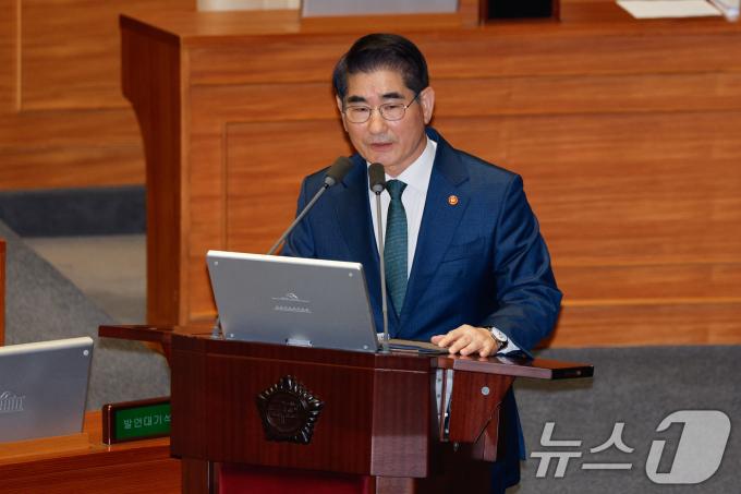 [사진] 강선영 의원 질의에 답하는 김용현 장관