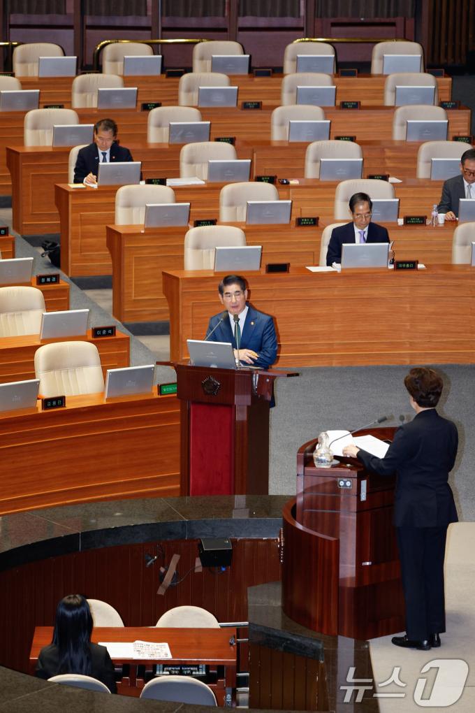 [사진] 강선영 의원 질의에 답하는 김용현 국방장관