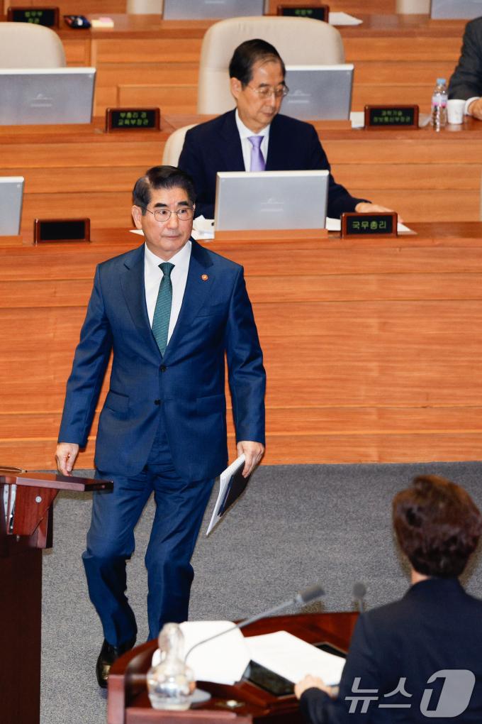 [사진] 발언대 향하는 김용현 국방장관