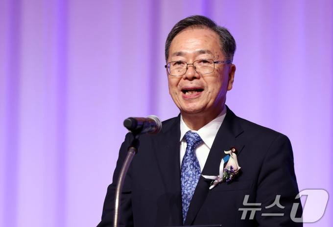 [사진] 환영사하는 사이토 테츠오 일본 국토교통대신