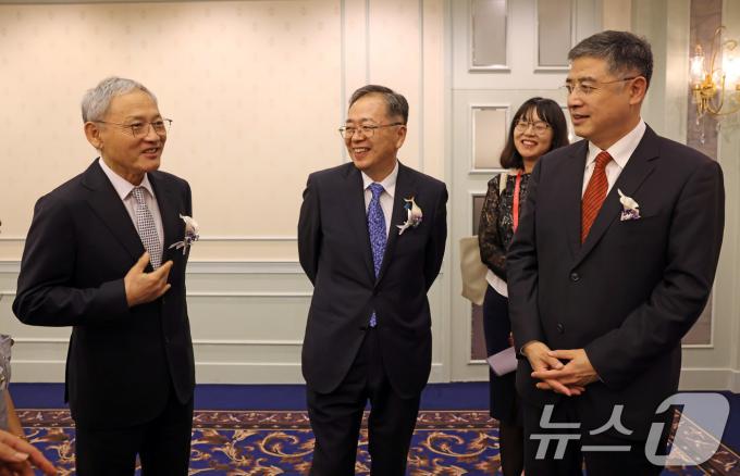 [사진] 대화하는 유인촌 장관