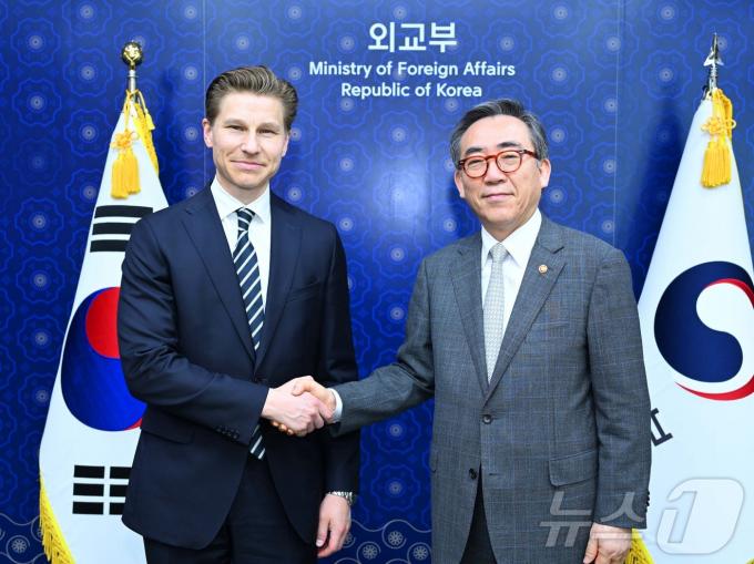 10일 조태열 외교장관이 서울 외교부 청사에서 안띠 하까넨 핀란드 국방장관과 면담을 가졌다. (외교부 제공)