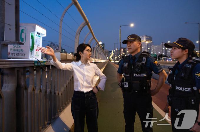 [사진] 마포대교 생명의 전화 찾아간 김건희 여사