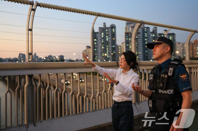 [사진] 마포대교 둘러보는 김건희 여사