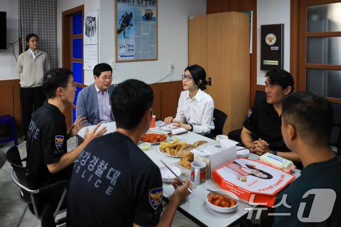 [사진] 김건희 여사, '세계 자살 예방의 날' 현장 근무자 격려