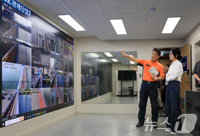 [사진] 한강교량 CCTV 관제센터 찾은 김건희 여사