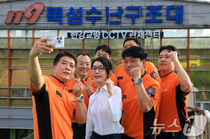 [사진] 김건희 여사, 생명구조 관계자 격려 방문