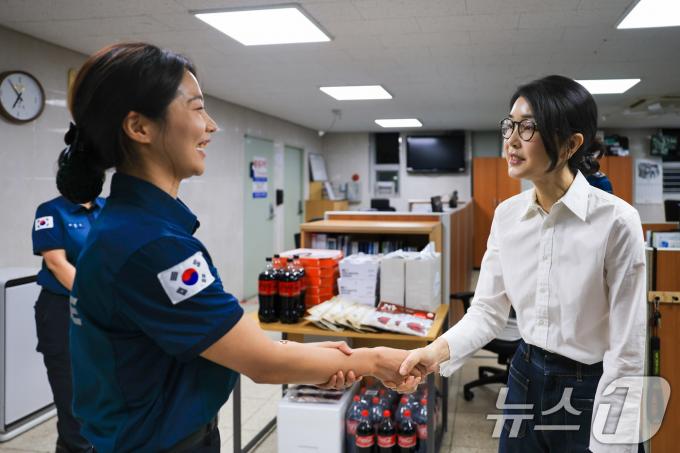 [사진] 김건희 여사, 자살 예방·구조 근무자들 격려