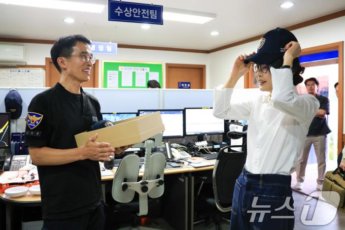 [사진] 한강경찰대 모자 쓴 김건희 여사