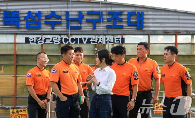 [사진] 뚝섬수난구조대 찾은 김건희 여사