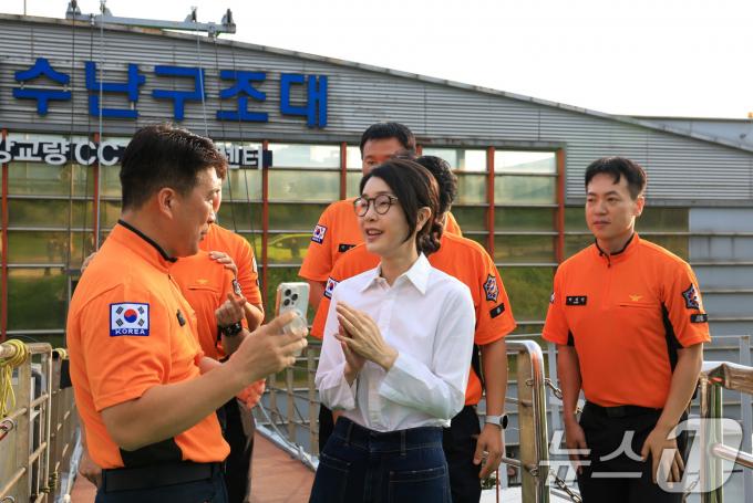 [사진] 김건희 여사, 구조 근무자들 격려 