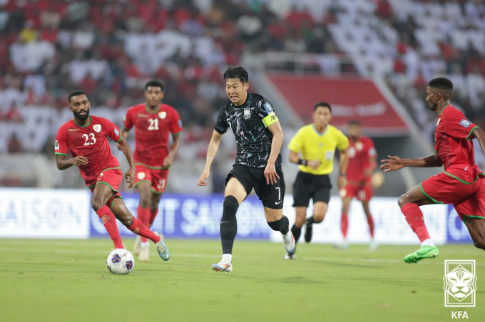 한국 축구대표팀이 지난 10일 밤(한국시각)에 열린 오만과의 북중미월드컵 아시아지역 3차 예선 2차전 원정경기에서 3-1로 승리했다. 사진은 이날 돌파를 시도하는 손흥민. /사진=대한축구협회