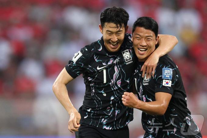 축구대표팀의 손흥민(왼쪽)과 황희찬 ⓒ AFP=뉴스1