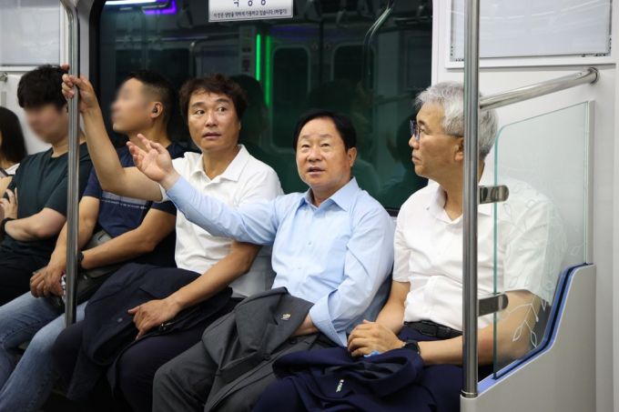 주광덕 남양주시장(오른쪽 두번째)이 10일 별내선 개통 후 첫 현장를 찾아 시민들과 이야기를 하고 있다. / 사진제공=남양주시