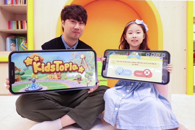 LG유플러스의 키즈 메타버스 플랫폼인 ‘키즈토피아’가 출시 1년4개월 만에 국내외 가입자 50만명을 돌파했다. 사진은 LG유플러스 모델이 키즈토피아 서비스를 소개하는 모습. /사진=LG유플러스 제공 