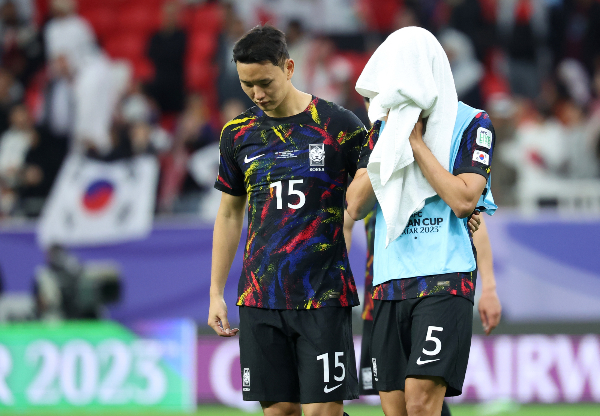한국이 오만에 3-1 승리를 거뒀지만 자책골을 기록한 장승현 아내 인스타그램 계정에 악플이 쏟아지고 있다. 사진은 2023 아시아축구연맹(AFC) 카타르아시안컵 준결승 요르단과의 경기에서 0-2로 패해 아쉬워하는 그의 모습. /사진=뉴스1