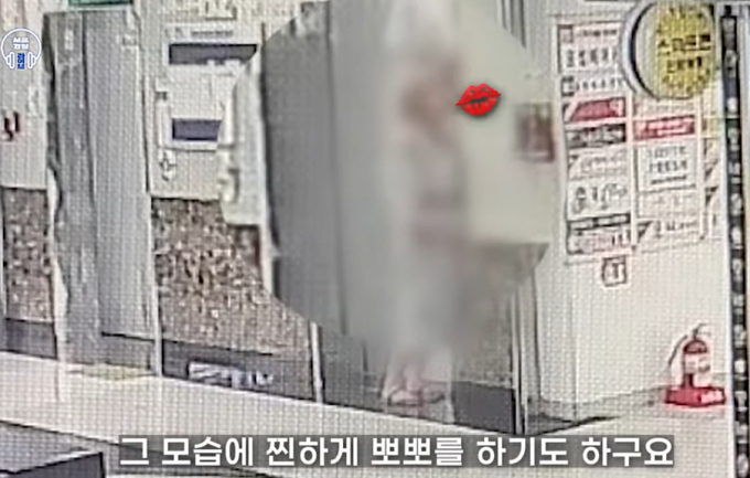 엘리베이터에 입을 맞추는 등 이상행동을 보인 여성이 마약 검사에서 양성 반응이 나왔다. /사진=서울경찰 유튜브 캡쳐