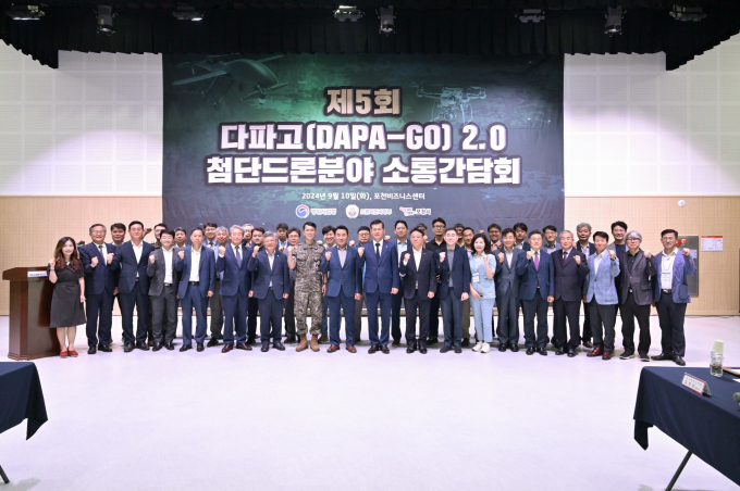 백영현 포천시장(앞줄 오른쪽으로부터 11번째)이 10일 포천비지니스센터에서 다파고 2.0 소통 간담회를 가진 뒤 기념촬영을 하고 있다. / 사진재공=포천시