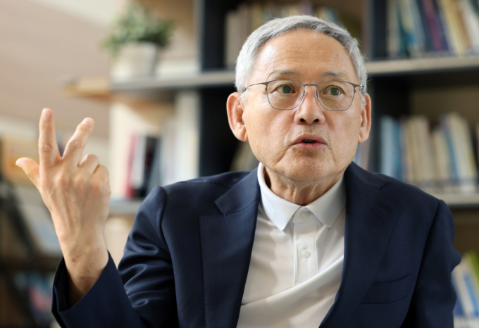 문화체육관광부가 체육단체 임원의 연임 허용심의 제도에 대해 개선을 권고했다. 사진은 유인촌 장관 인터뷰 모습. /사진=머니투데이