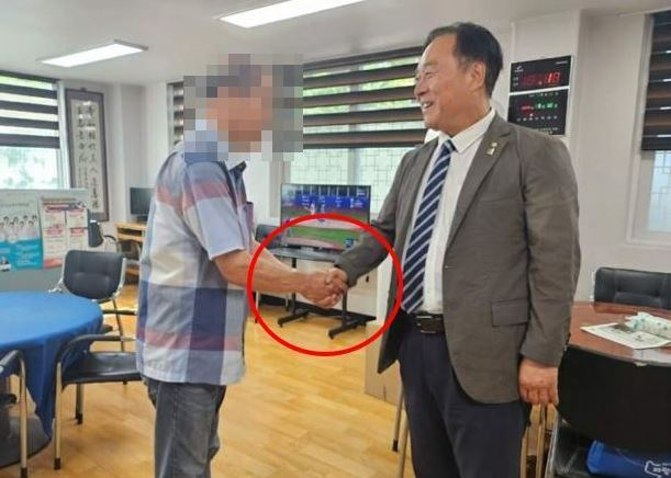 이재강 국회의원(오른쪽)이 10일 경로당을 방문해 어르신과 악수하고 있다. / 사진=이계옥 시의원 페이스북 게재 사진 캡쳐
