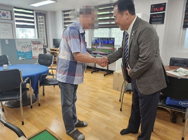 [머니S포토] 논란 일으킨 국회의원의 '뻣뻣한 악수'