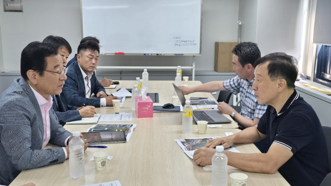 이현재 하남시장(왼쪽)이 김종환 녹십자수의약품  대표(오른쪽)와 천마산 등산로 정비사업에 대해 논의하고 있다 / 사진제공=하남시