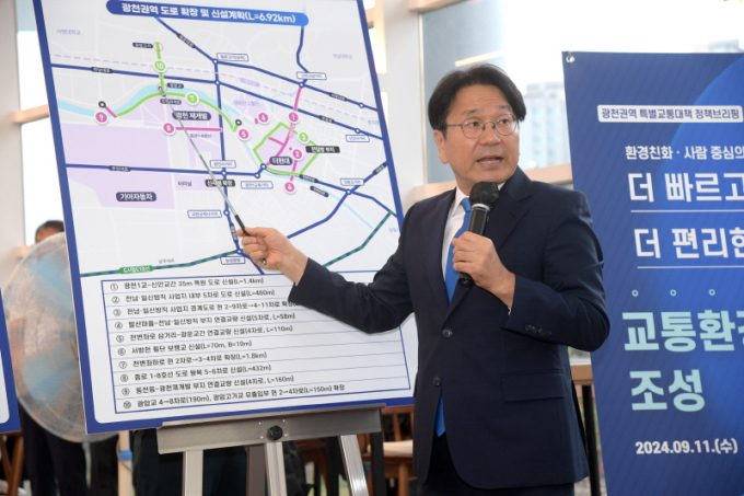 강기정 광주광역시장이 11일 오전 시청 시민홀에서 광천권역 특별교통대책 정책 브리핑을 하고 있다./사진=광주시