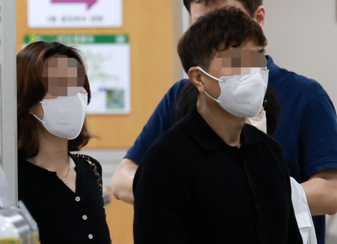 검찰이 방송인 박수홍의 사생활에 대해 허위 사실을 유포한 형수에게 징역 10개월을 구형했다. 사진은 박수홍의 친형과 배우자가 공판에 출석하는 모습. /사진=뉴시스
