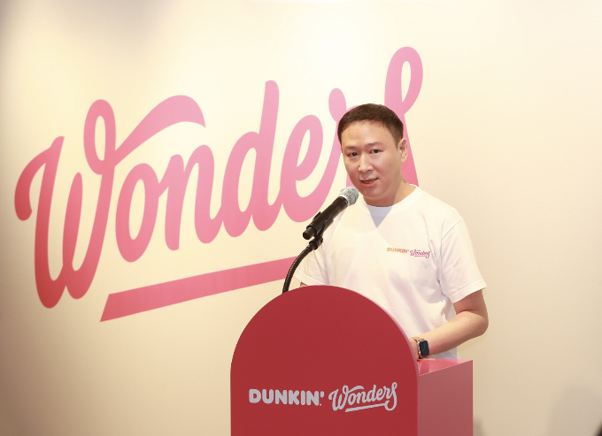 허희수 SPC그룹 부사장이 AI가 추천한 던킨·배스킨라빈스 메뉴를 선보이는 등 AI 활용에 적극 나서고 있다. 허 부사장이 지난 10일 서울 강남구 도산대로 '던킨 원더스 청담'에서 발언하고 있다. /사진=SPC그룹
