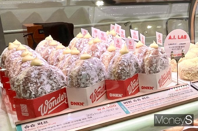 배스킨라빈스와 던킨에서 AI 활용 메뉴를 개발하는 등 AI 활용도를 높이고 있다. 지난 10일 서울 강남구 도산대로 '던킨 원더스 청담' 매장에 AI가 추천한 이색 도넛이 진열돼 있다. /사진=김서현 기자